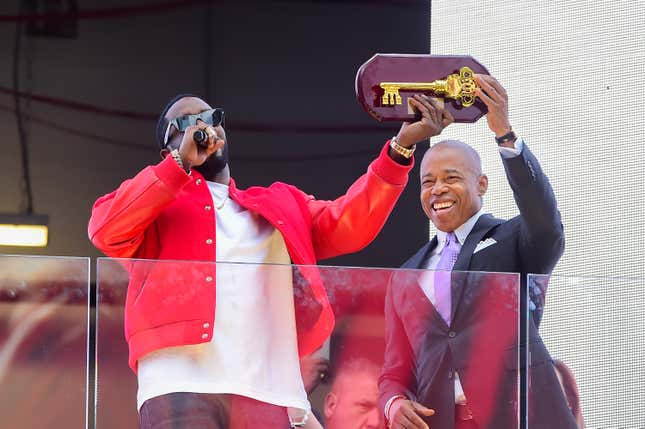 NEW YORK, NEW YORK - SEPTEMBER 15: Sean “Diddy” Combs (L) is seen receiving the Key to the City from Mayor Eric Adams in Times Square on September 15, 2023 in New York City. 