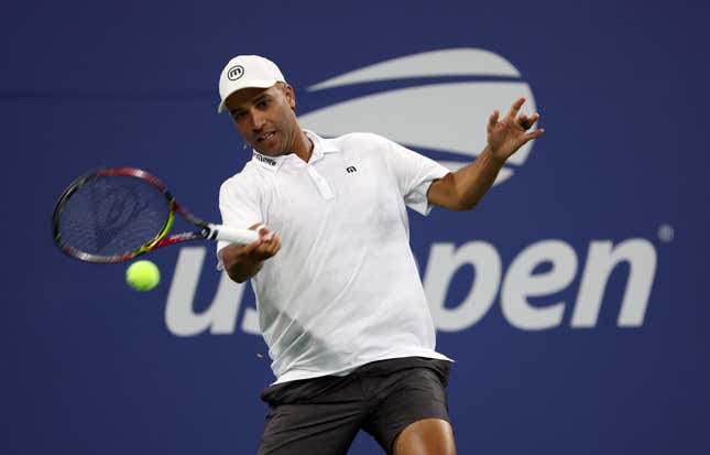 NEW YORK,  NEW YORK - 23. AUGUST: James Blake retourniert einen Schlag während des US Open Legends Matches gegen Andy Roddick, Kim Clijsters und Bethanie Mattek-Sands im USTA Billie Jean King National Tennis Center am 23. August 2022 in New York City. 