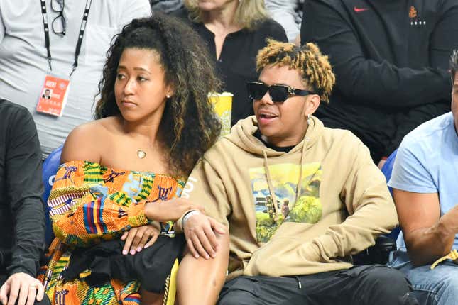  Naomi Osaka et YBN Cordae assistent à un match de basket-ball entre les Los Angeles Clippers et les Washington Wizards au Staples Center le 1er décembre 2019 à Los Angeles, en Californie.