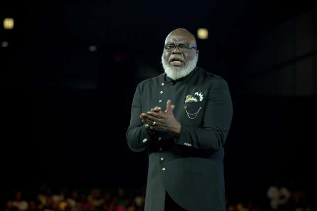 Bischof TD Jakes spricht am 23. Juni 2024 am 3. Tag des Cry Out 2024 im George R. Brown Convention Center in Houston, Texas auf der Bühne.