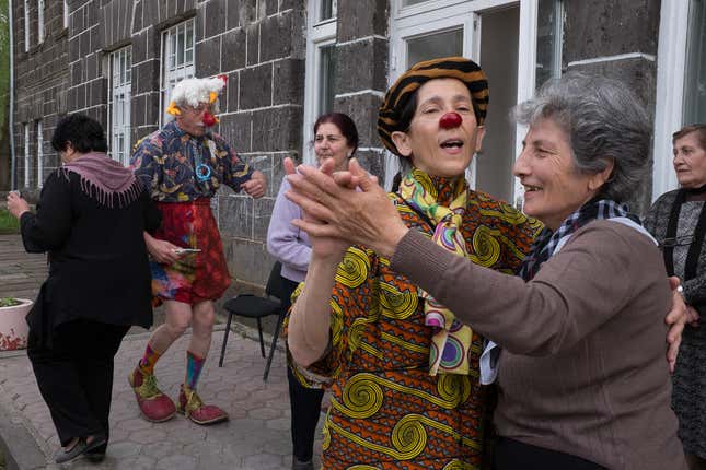 Image for article titled Photos: The real-life Patch Adams proves laughter is the best medicine in Armenia