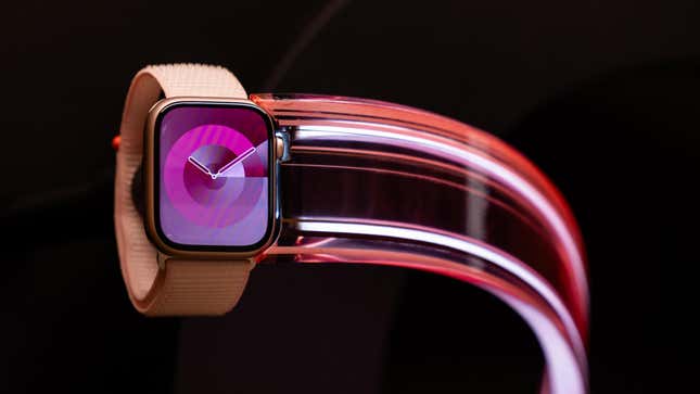 Um Apple Watch Ultra 2 exibido em um fundo preto.