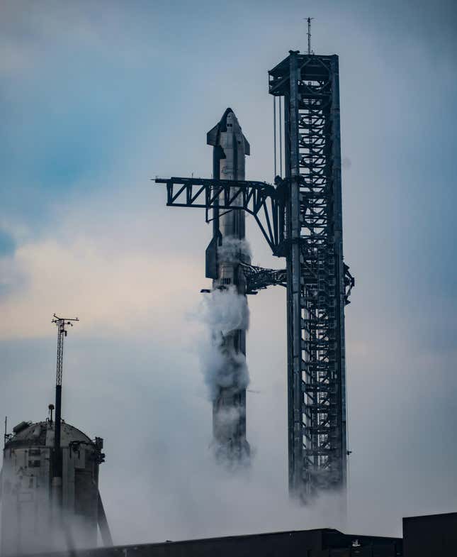 Roket Starship di landasan peluncuran Starbase di Boca Chica, Texas.
