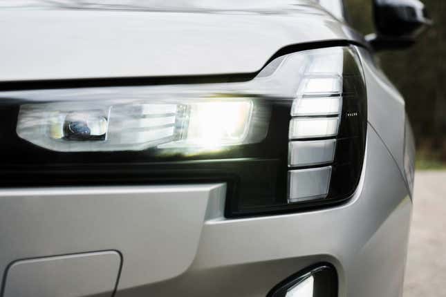 Headlight of a white Volvo EX90