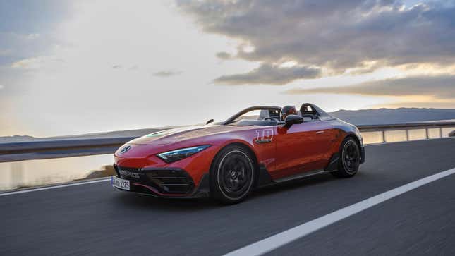 Vista frontal de tres cuartos de un AMG PureSpeed   circulando frente a una masa de agua