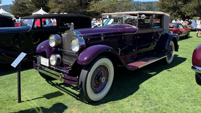 Frontansicht 3/4 einer lilafarbenen Packard 343 Limousine