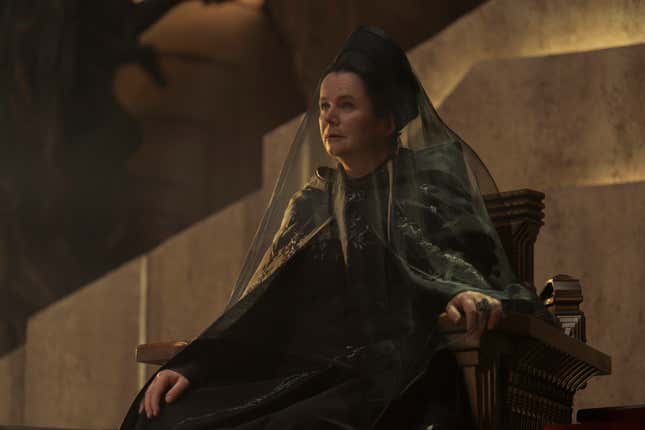 Emily Watson presidiendo el imperio