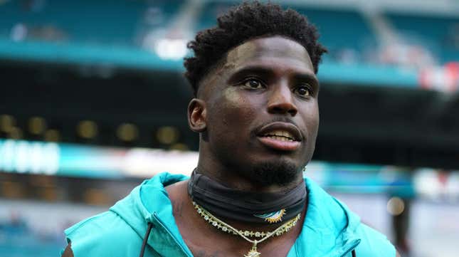 Image de l'article intitulé Le nouveau lien entre Tyreek Hill et George Floyd suite à l’arrêt de la circulation du Miami Dolphin