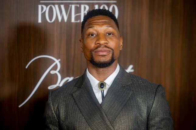 Jonathan Majors nimmt am 17. November 2024 in den Nya Studios in Los Angeles, Kalifornien an der Ebony Power 100 Liste 2024 teil.