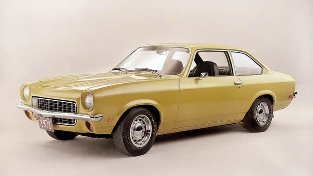 Une photo d’un coupé Chevrolet Vega beige. 