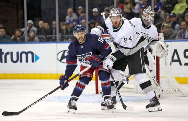 10. Dezember 2023;  New York, New York, USA;  New York Rangers Center Vincent Trocheck (16) und Los Angeles Kings-Verteidiger Vladislav Gavrikov (84) kämpfen im ersten Drittel im Madison Square Garden vor Los Angeles Kings-Torwart Pheonix Copley (29) um ihre Position.