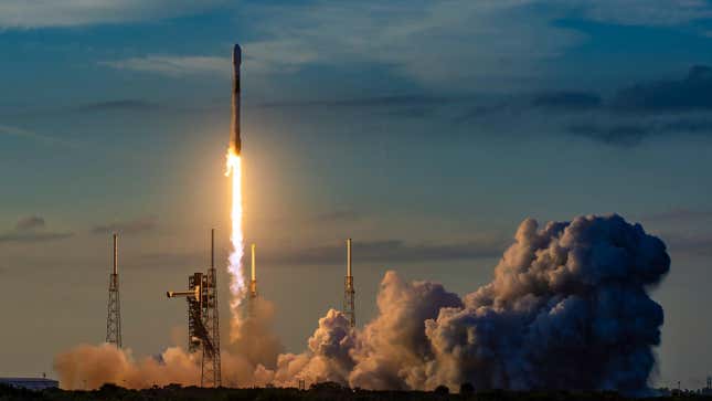 Image de l'article intitulé Les vols de SpaceX en 2024 émettront plus de CO2 aux États-Unis que ce que Tesla économisera