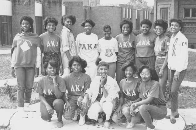 Mitglieder der Schwesternschaft Alpha Kappa Alpha tragen T-Shirts mit der Aufschrift „AKA“, fotografiert auf dem Campus der Claflin University in den 1980er-Jahren. 