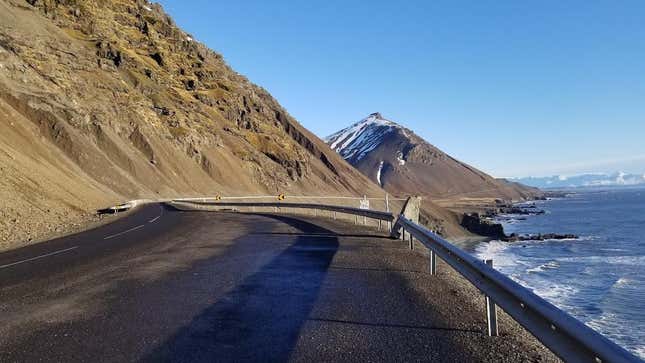 Eine Straße durch die Fjorde Islands