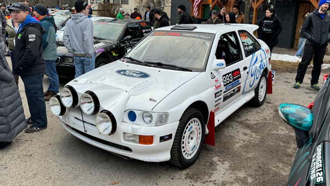 Vista frontal 3/4 de un coche de rally Ford Escort Cosworth