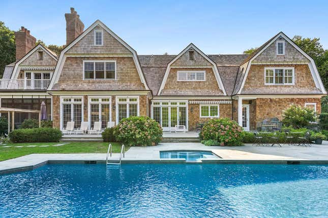 Bild für Artikel mit dem Titel Ein klassisches Hamptons-Haus, ein Bungalow in Beverly Hills an einer Klippe und ein Stadthaus in der Größe einer Villa in Manhattan: Der Immobilienüberblick dieser Woche