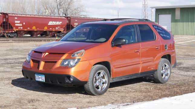 Ein orangefarbener Pontiac Aztek aus dem Jahr 2005