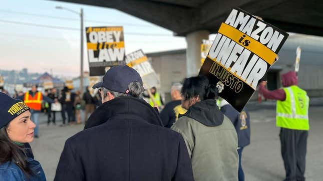 Imagen para el artículo titulado Los camioneros realizan una huelga masiva contra Amazon días antes de Navidad