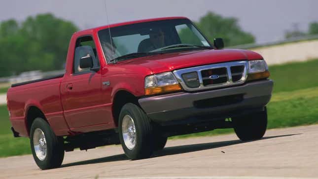 Ein roter Ford Ranger Elektrofahrzeug fährt 