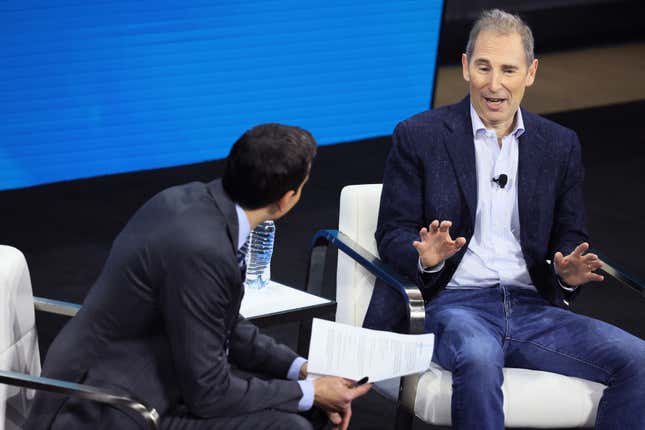 Amazon-CEO Andy Jassy (links) spricht mit Andrew Sorkin während des New York Times DealBook Summit am 30. November 2022 in New York City.