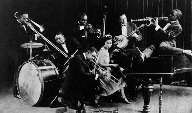 Der amerikanische Jazzkornettspieler und Bandleader King Oliver mit Honoré Dutrey, Baby Dodds, Louis Armstrong, Lil Hardin Armstrong, Bill Johnson, Johnny Dodds, Chicago, ca. 1923.