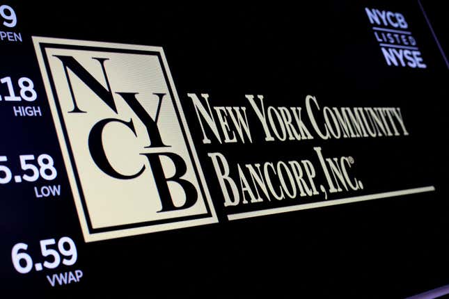 Un écran affiche les informations de négociation de New York Community Bancorp sur le sol à la Bourse de New York (NYSE) à New York  Ville, États-Unis, 31 janvier 2024.