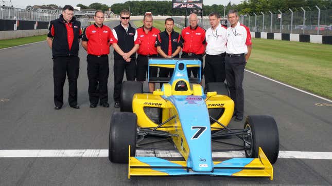 El personal del equipo participa en un homenaje a Henry Surtees, quien murió en un accidente en Brands Hatch.