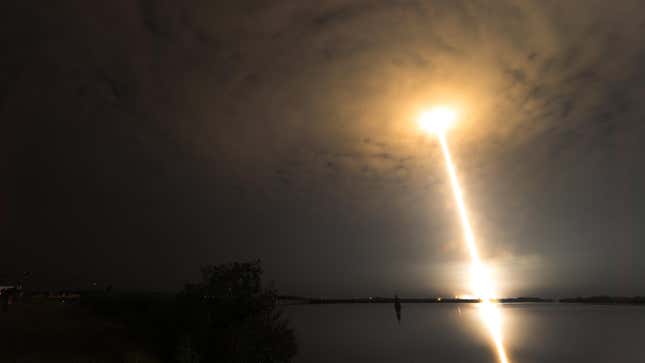 Se utilizó una exposición prolongada para crear esta imagen) Un cohete SpaceX Falcon 9 despega del Complejo de Lanzamiento 39A el 6 de mayo de 2022 en Cabo Cañaveral, Florida.