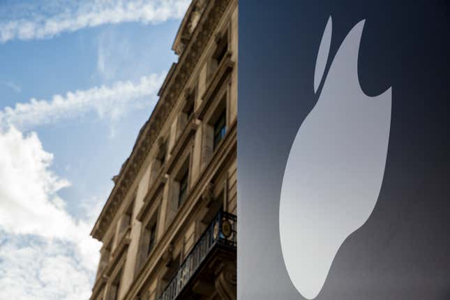 Das Apple-Logo vor einem Apple Store in London.