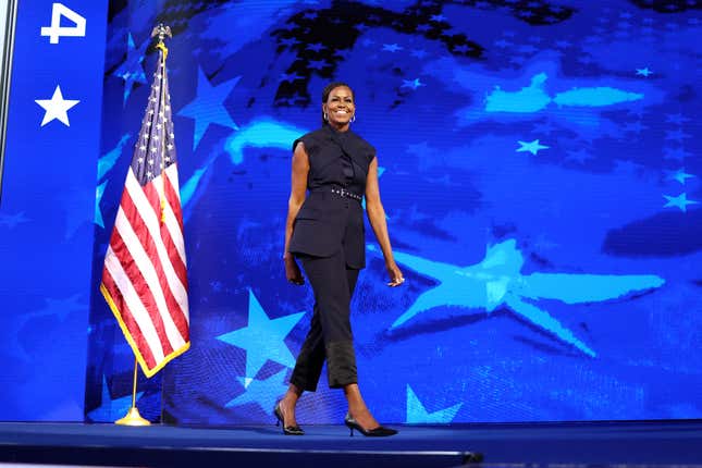 TOPSHOT – Die ehemalige First Lady der USA, Michelle Obama, kommt am 20. August 2024 am zweiten Tag des Democratic National Convention (DNC) im United Center in Chicago, Illinois, an, um eine Rede zu halten.