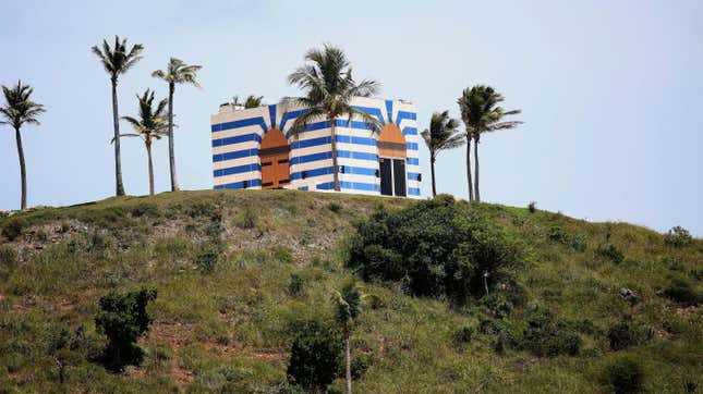 Mavi çizgili bir yapı, 14 Ağustos 2019 Çarşamba günü Jeffrey Epstein'a ait olan ABD Virgin Adaları'ndaki Little St. James Adası'ndaki bir gözetleme noktasında yer alıyor.