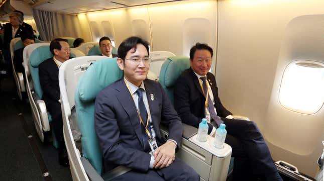 Samsung Electronics Vice Chairman Lee Jae-yong, left, talks with SK Group chairman Chey Tae-won, right, en route to Pyongyang.