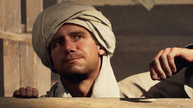 Indiana Jones disfrazado en Egipto, asomando la cabeza detrás de una pared.