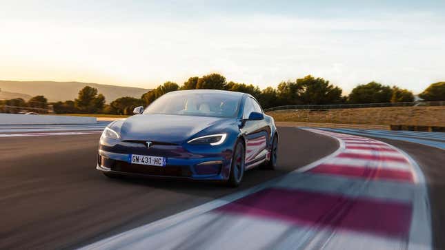 Ein blaues Tesla Model S fährt auf einer Rennstrecke