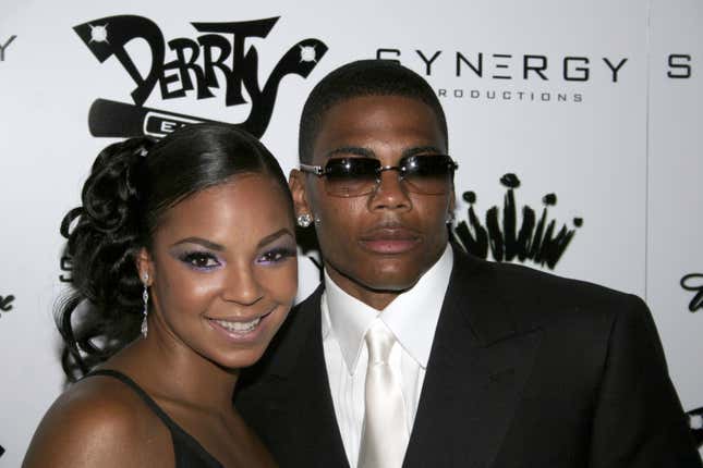 Nelly et Ashanti posent au bal noir et blanc organisé par Nelly le 2 juillet 2006 à St. Louis, Missouri.