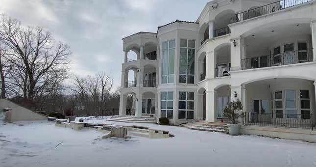 Image for article titled Inside Nelly&#39;s Abandoned, Mysterious Missouri Mansion