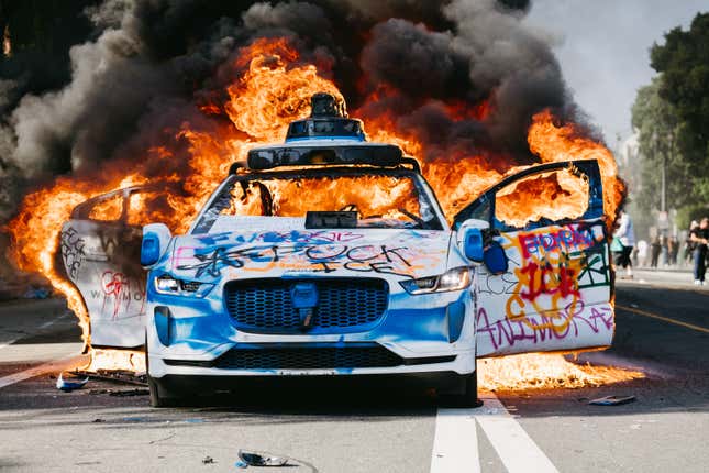 Bild für Artikel mit dem Titel Waymo-Autos werden in L.A. abgefackelt. Gesucht: Ein Spezialist für lokale Gemeindeangelegenheiten