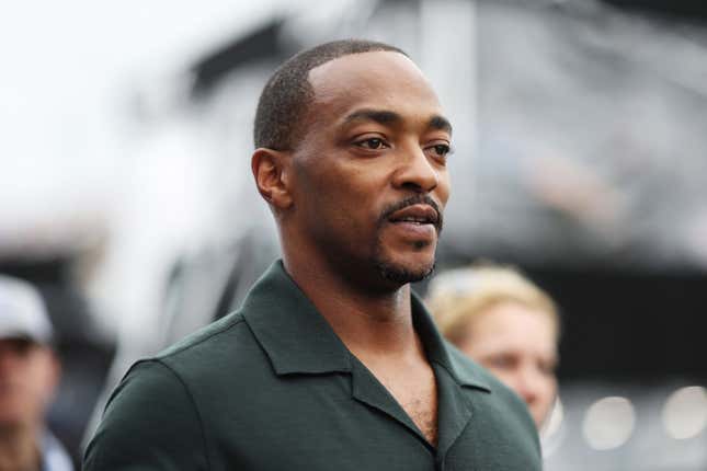 Le Grand Marshal Anthony Mackie parcourt la grille lors de la NASCAR Cup Series Daytona 500 au Daytona International Speedway le 16 février 2025 à Daytona Beach, en Floride.