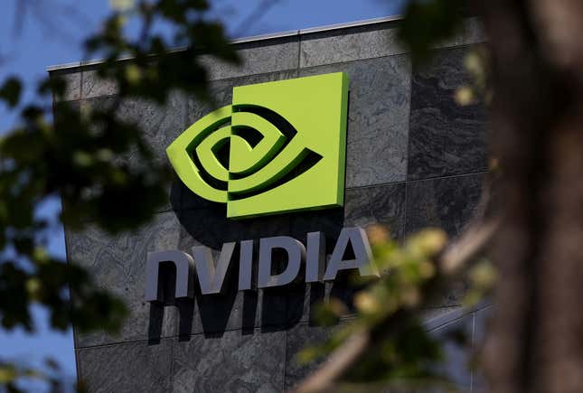 Logo Nvidia sur un bâtiment entouré de branches