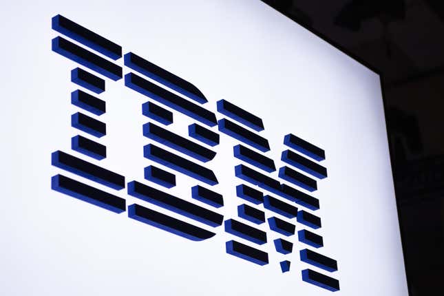 Le logo est illuminé à l’extérieur du stand IBM