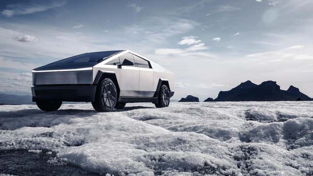 Une photo d’un pick-up Tesla Cybertruck argenté. 