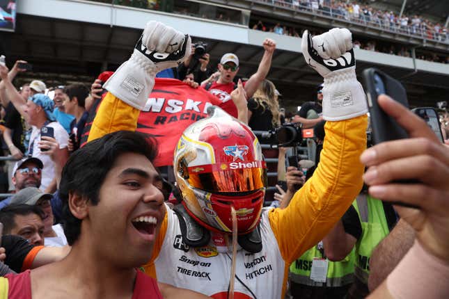 Josef Newgarden, piloto del equipo #2PPG Penske Chevrolet, celebra con sus fanáticos después de ganar la 107ª carrera de las 500 Millas de Indianápolis en Indianápolis MotorSpeedway el 28 de mayo de 2023 en Indianápolis, Indiana