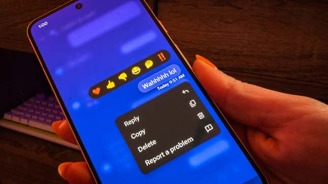 يُظهر تطبيق Beeper Mini على هاتف Android تفاعل الرموز التعبيرية والفقاعات الزرقاء.