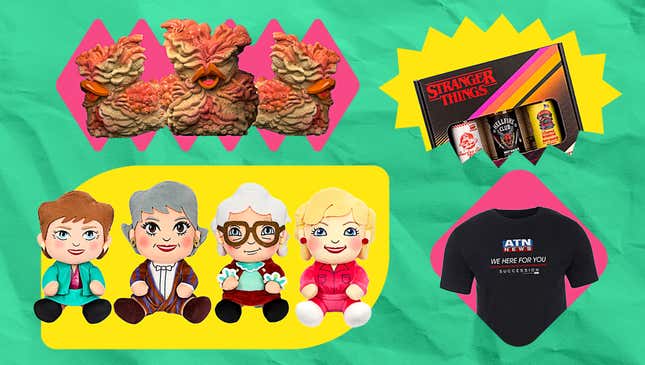 Im Uhrzeigersinn von unten links: Golden Girls-Plüschset (Kidrobot), The Last Of Us Bloater-Ente (Tubbz), Stranger Things Hot Sauce (Netflix), ein Succession-T-Shirt (HBO Shop)