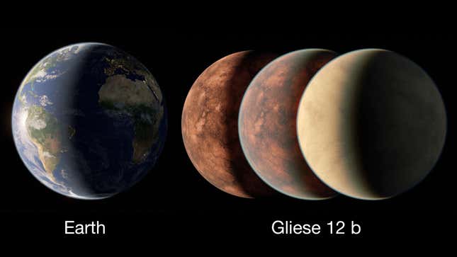Gliese 12 b ist schätzungsweise etwa so groß wie die Erde oder etwas kleiner als die Venus.  Das Konzept dieses Künstlers vergleicht die Erde mit mehreren möglichen Interpretationen von Gliese 12 b, die von einer ohne Atmosphäre bis zu einer mit einer dicken, venusähnlichen Atmosphäre reichen.
