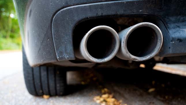 Une photo de tuyaux d’échappement sur une voiture. 