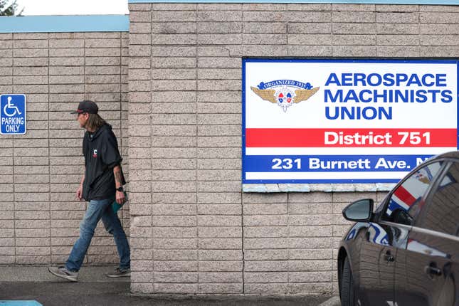 Imagen para el artículo titulado Boeing y sus trabajadores en huelga alcanzan un nuevo acuerdo para poner fin a la costosa huelga