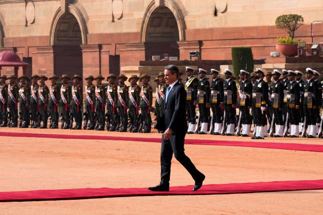 Greece&#39;s Prime Minister Kyriakos Mitsotakis inspects a joint military guard of honor during a ceremonial reception in New Delhi, India, Wednesday, Feb. 21, 2024. (AP Photo/Manish Swarup)