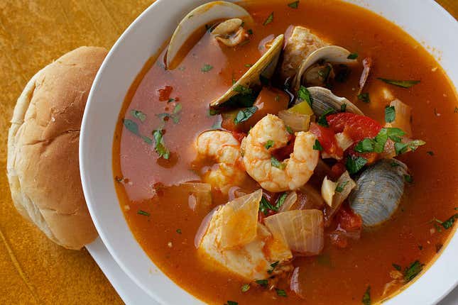 Un plato de guiso de mariscos