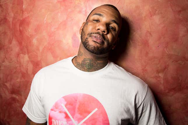 Rapper The Game posiert hinter der Bühne bei der Party und dem Konzert zum 10. Jubiläum von „The Documentary“ am 18. Januar 2015 in Los Angeles, Kalifornien.